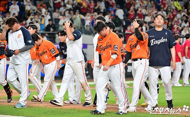 22일 오후 대전 한화생명 볼파크에서 열린 '2025 신한 SOL Bank KBO리그' SSG 랜더스와 한화 이글스의 경기, SSG가 11회 에레디아의 결승타에 힘입어 한화에 1:0 승리를 거뒀다.  경기종료 후 한화 선수들이 그라운드를 빠져나가고 있다. 엑스포츠뉴스 대전, 김한준 기자