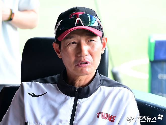 29일 오후 서울 송파구 잠실야구장에서 열리는 '2025 신한 SOL Bank KBO리그' KIA 타이거즈와 LG 트윈스의 경기, LG 염경엽 감독이 취재진과 대화를 나누고 있다. 엑스포츠뉴스 DB