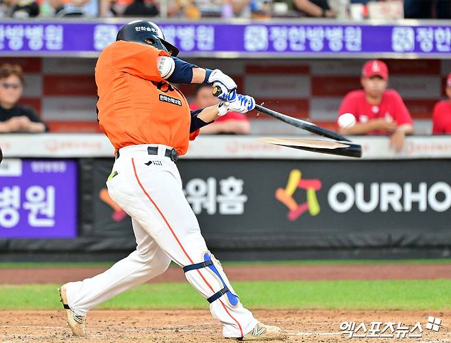 23일 오후 대전 한화생명 볼파크에서 열린 '2025 신한 SOL Bank KBO리그' SSG 랜더스와 한화 이글스의 경기, 3회말 2사 2루 한화 문현빈이 1타점 적시타를 날리고 있다. 엑스포츠뉴스 대전, 김한준 기자