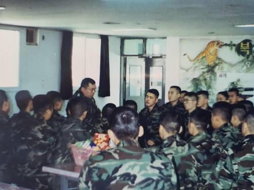 취사병들에게 간식을 제공하면서 격려하는 전인범 대대장(중령) 그는 부하들을 잘 입히고, 재우고, 먹이는 것이 중요하다고 생각해서 수시로 취사병을 교육하고 격려했다고 한다. [본인 제공]