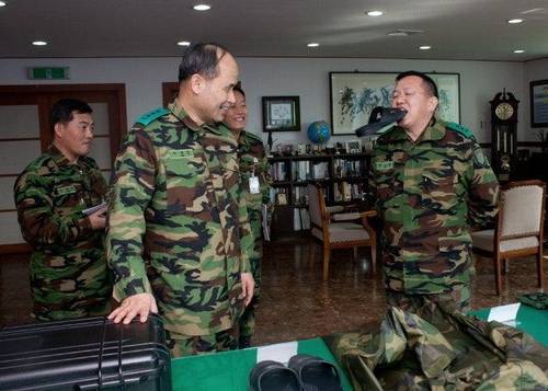 슬리퍼 입에 물고 있는 사단장 전인범 2010년 북한의 연평도 포격 도발 이후 이상돈 군수사령관이 부대 애로사항을 듣기 위해 방문한 자리에서 전인범 사단장은 슬리퍼의 조속한 보급을 건의하면서 슬리퍼를 입에 물었다. 그는 슬리퍼 보급을 잊지 말라는 취지에서 이 사진을 액자에 넣어 이 사령관에게 보내줬고, 얼마 후 슬리퍼 3천켤레를 받았다고 한다. [SNS 캡처 사진]