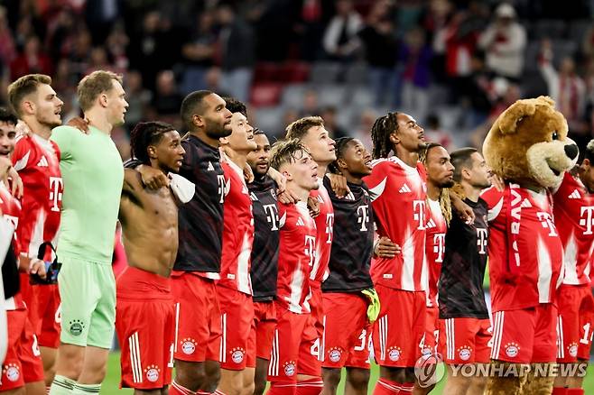 동료들과 함께 개막전 승리 기쁨 만끽하는 김민재 [EPA=연합뉴스]