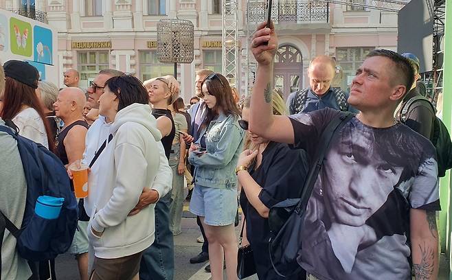 빅토르 최 티셔츠 입은 팬 (모스크바=연합뉴스) 최인영 특파원 = 옛 소련 전설적 로커 빅토르 최 사망 35주기인 15일(현지시간) 모스크바 아르바트 거리의 '빅토르 최 벽' 앞에서 빅토르 최 티셔츠를 입은 팬이 사진을 찍고 있다. 2025.8.23 abbie@yna.co.kr (끝)