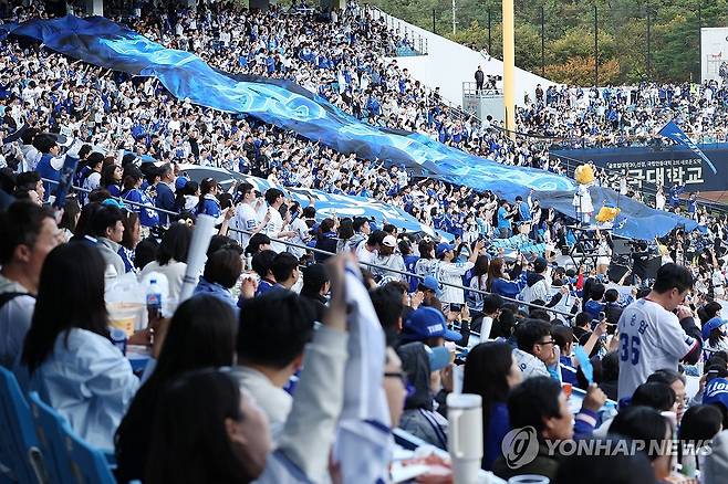 '삼성라이온즈, 포기하지마' (대구=연합뉴스) 박세진 기자 = 26일 대구 삼성라이온즈파크에서 열린 2024 신한 SOL뱅크 KBO 포스트시즌 한국시리즈 4차전 KIA 타이거즈와 삼성 라이온즈의 경기. 삼성이 기아에 2-9로 끌려가는 가운데 삼성 팬들이 응원전을 펼치고 있다. 2024.10.26 psjpsj@yna.co.kr