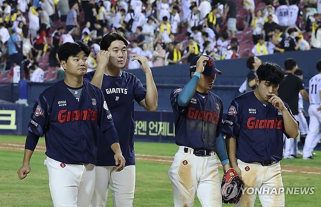 21일 LG전 무승부로 끝낸 롯데 선수들.  [연합뉴스 자료사진]