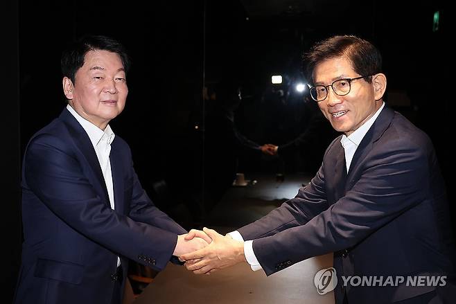 안철수 만난 김문수 (서울=연합뉴스) 박동주 기자 = 국민의힘 김문수 당 대표 후보와 안철수 의원이 23일 서울 여의도의 한 식당에서 만나고 있다. 2025.8.23 pdj6635@yna.co.kr