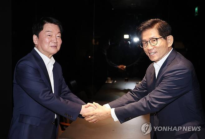 안철수 만난 김문수 (서울=연합뉴스) 박동주 기자 = 국민의힘 김문수 당 대표 후보와 안철수 의원이 23일 서울 여의도의 한 식당에서 만나고 있다. 2025.8.23 pdj6635@yna.co.kr