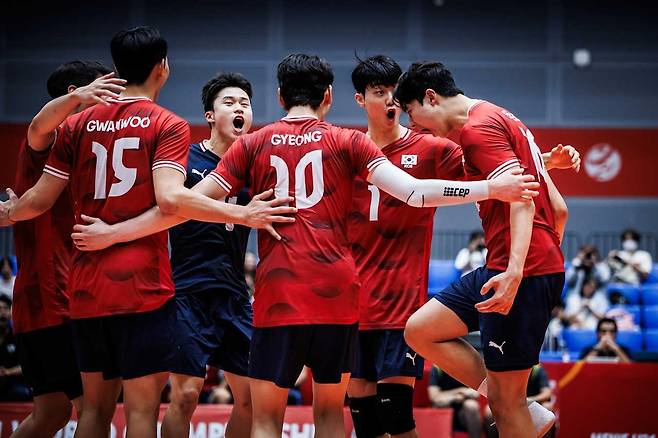 득점 후 기뻐하는 한국 U-21 남자배구 대표팀 선수들 [FIVB 홈피 캡처. 재판매 및 DB 금지]