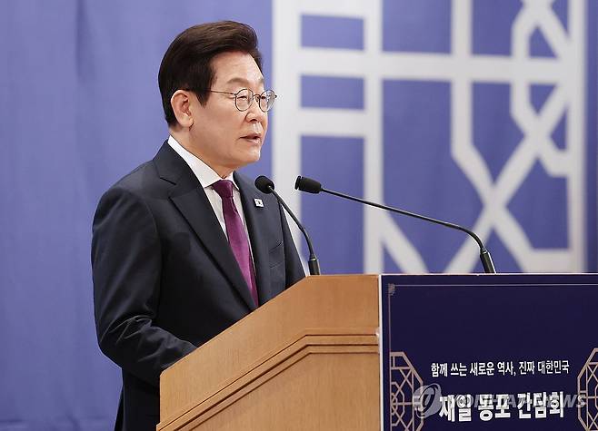 이재명 대통령, 재일동포 오찬 간담회 발언 (도쿄=연합뉴스) 한상균 기자 = 이재명 대통령이 23일 일본 도쿄의 한 호텔에서 열린 재일동포 오찬 간담회에 참석해 발언하고 있다. 2025.8.23 xyz@yna.co.kr
