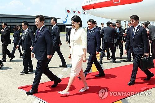 이재명 대통령 부부, 일본 도착 (도쿄=연합뉴스) 홍해인 기자 = 1박2일 일정으로 일본을 방문하는 이재명 대통령과 김혜경 여사가 23일 일본 도쿄 하네다공항에 도착하고 있다. 2025.8.23 hihong@yna.co.kr
