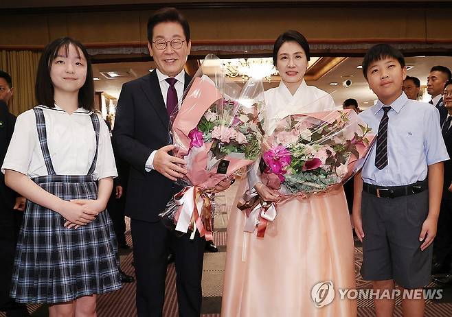 화동과 기념촬영 하는 이재명 대통령 부부 (도쿄=연합뉴스) 한상균 기자 = 이재명 대통령과 김혜경 여사가 23일 일본 도쿄의 한 호텔에서 열린 재일동포 오찬 간담회에 참석해 화동과 기념촬영을 하고 있다. 2025.8.23 xyz@yna.co.kr