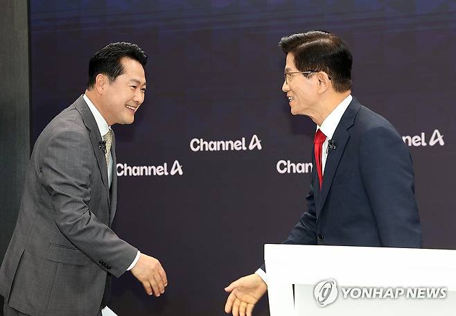 인사하는 김문수·장동혁 (서울=연합뉴스) 국민의힘 당 대표 선거 결선에 진출한 김문수·장동혁 후보가 23일 서울 채널A 광화문 스튜디오에서 열린 방송토론회에서 인사하고 있다. 2025.8.23 [국회사진기자단] photo@yna.co.kr