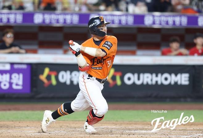 2천600안타 터뜨리는 손아섭 한화 이글스 손아섭이 23일 대전 한화생명볼파크에서 열린 2025 프로야구 SSG 랜더스와 홈 경기 8회말 공격에서 프로야구 최초 개인 통산 2천600번째 안타를 치고 있다. [한화 이글스 제공. 재배포 및 DB 금지]