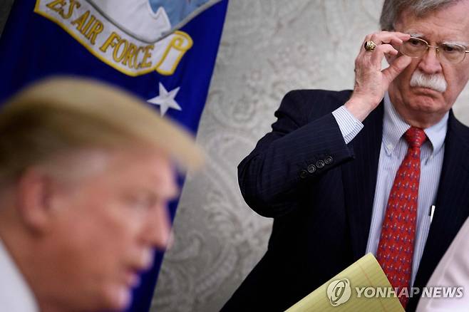 도널드 트럼프 미국 대통령(왼쪽)과 존 볼턴 전 백악관 국가안보보좌관 [AFP=연합뉴스 자료사진]