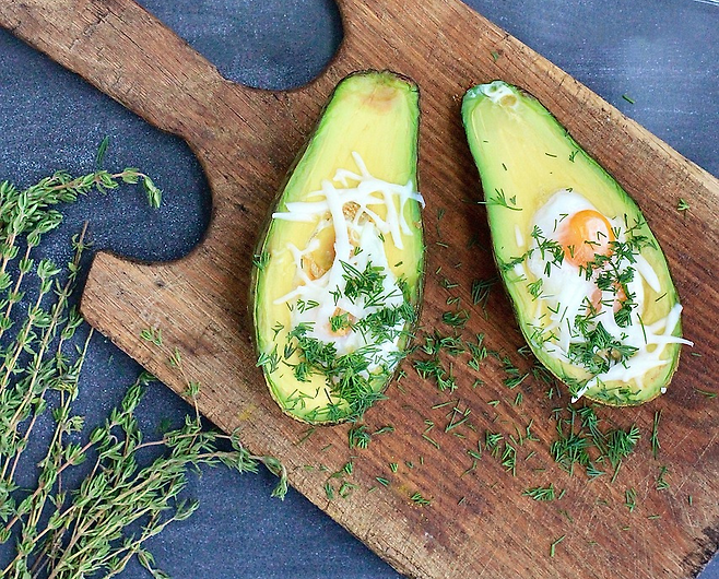 계란이 올라간 아보카도