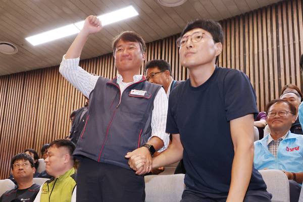 24일 국회 본회의에서 ‘노동조합 및 노동관계조정법 일부개정법률안(노란봉투법)’이 통과되자 민주노총 양경수 위원장과 유최안 한화오션 사내하청지회 조합원(오른쪽)이 기뻐하고 있다. 2025.8.24 /연합뉴스