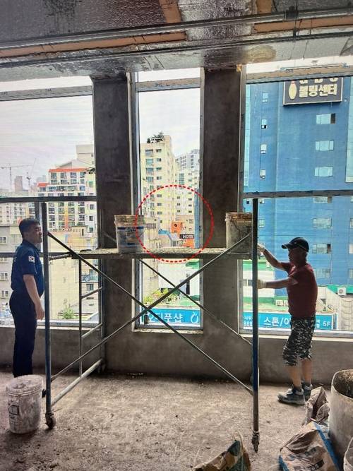 지난 23일 오후 12시56분께 인천 미추홀구 주안동에서 미장작업을 하던 노동자가 추락해 사망한 사고 현장. /인천소방본부 제공
