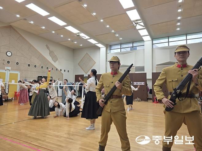 수원시립공연단 단원들이 '향화' 공연 연습을 하고 있다. 이준도기자