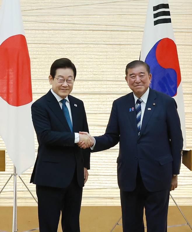 일본을 방문한 이재명 대통령이 지난 23일 일본 도쿄 총리 관저에서 이시바 시게루 일본 총리와 한일 정상 소인수회담을 하며 악수하고 있다./도쿄=연합뉴스