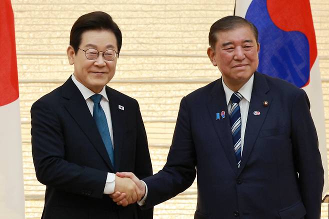 이재명 대통령과 이시바 시게루 일본 총리가 23일(현지 시간) 일본 도쿄 총리 관저에서 한일 공동언론발표를 마친 뒤 악수하고 있다. /뉴시스