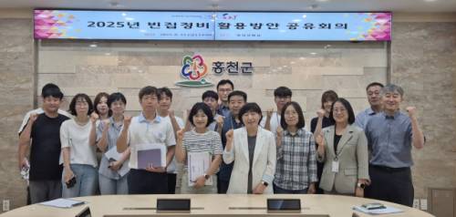 ◇홍천군은 22일 군청 행정상황실에서 2025년 빈집 정비 활용 방안 공유 회의를 열고, 외부 연구 기관에 의뢰해 마련한 빈집 실태조사 및 정비·활용 계획안을 발표했다.