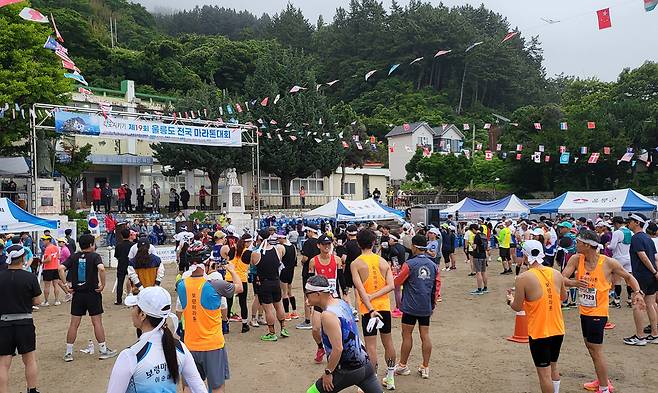 독도지키기 울릉도 국제마라톤대회도 구 장흥초등학교에서 출발한다. /김두한 기자