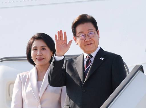 24일 일본 도쿄 하네다공항에서 공군1호기에 올라 인사하고 있는 이재명 대통령과 김혜경 여사. /연합뉴스