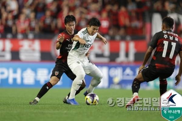 24일 포항스틸야드에서 벌어진 포항-전북전 경기장면. 사진=한국프로축구연맹 제공