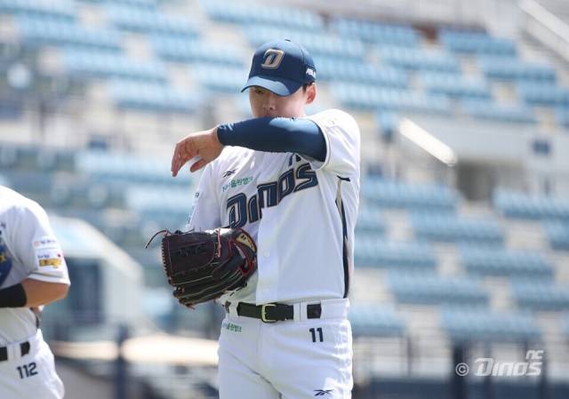지난 5월 4일 낮경기로 진행된 삼성 라이온즈와의 퓨처스리그 홈경기에서 NC 다이노스 김태경이 땀을 훔치고 있다./NC 다이노스/