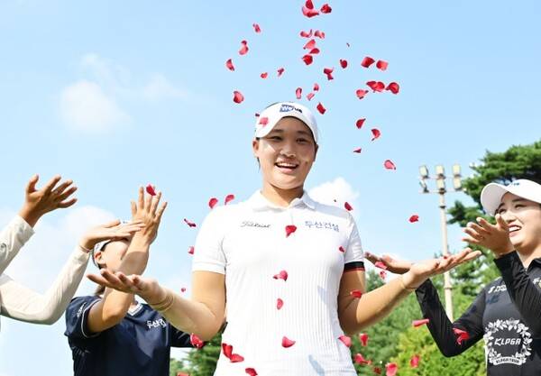 기적같은 우승을 차지하고 선수들의 축하를 받고 있는 김민솔. 사진 | KLPGA