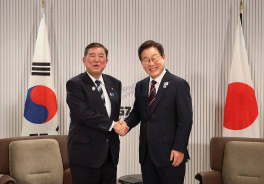 이재명 대통령과 이시바 시게루 일본 총리가 17일(현지시간) 캐나다 앨버타주 캐내내스키스 주요 7개국(G7) 정상회의장에서 열린 한일 정상회담에서 악수하고 있다. (사진=연합뉴스)