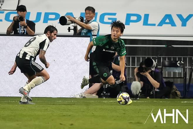 팀 K리그와 뉴캐슬 유나이티드의 친선전을 소화한 황도윤의 모습(우측)