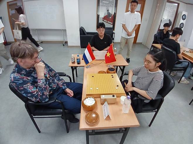 월드조에서 베트남 하꾸윈안 선수(오른쪽)와 네덜란드 롭반 자이스트 선수가 대국하고 있다.(사진 MHN 엄민용 선임기자)