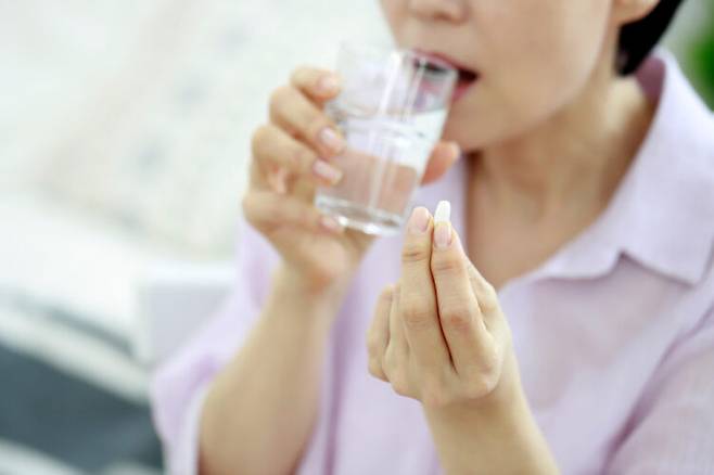 약을 복용할 때 같이 먹으면 약효를 떨어뜨리거나 위험할 수 있는 식품들이 있다. [사진=클립아트코리아]