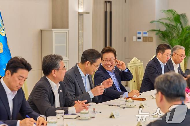 이재명 대통령이 지난 19일 서울 용산 대통령실 청사에서 열린 미일 순방 동행 경제단체 및 기업인 간담회에서 이재용 삼성전자 회장을 비롯한 참석자들과 대화하고 있다. (이재명 대통령 SNS. 재판매 및 DB 금지) 2025.8.20/뉴스1 ⓒ News1 허경 기자
