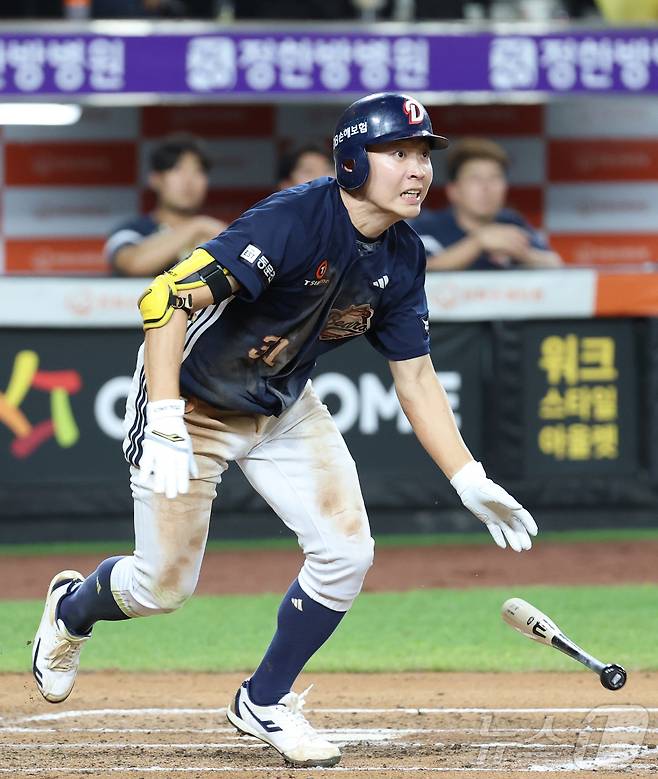 19일 대전 한화생명볼파크에서 열린 프로야구 '2025 신한 SOL 뱅크 KBO리그' 한화이글스 대 두산베어스 경기에서 두산 정수빈이 7회초 1사 2,3루에서 2타점 3루타를 치고 있다. 2025.8.19/뉴스1 ⓒ News1 김기남 기자