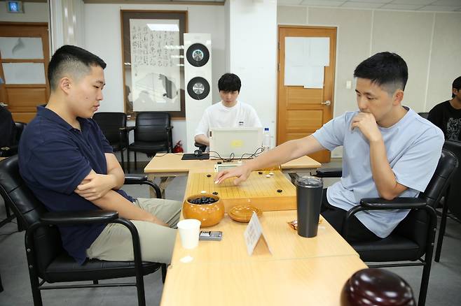 삼성화재배 월드바둑마스터스 본선에 진출한 김지석 9단(오른쪽). (한국기원 제공)