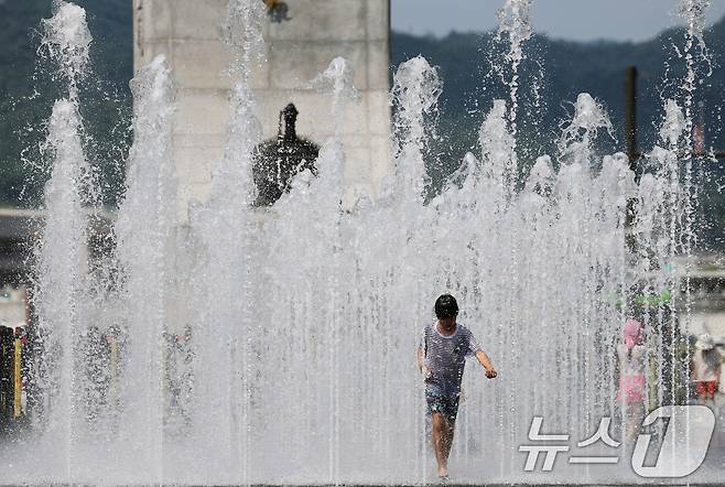 제주 한라산을 제외한 전역에 폭염특보가 내려지는 등 늦더위가 기승을 부린 24일 오후 서울 종로구 광화문광장 바닥분수에서 어린이들이 물놀이를 하며 더위를 식히고 있다. 2025.8.24/뉴스1 ⓒ News1 오대일 기자
