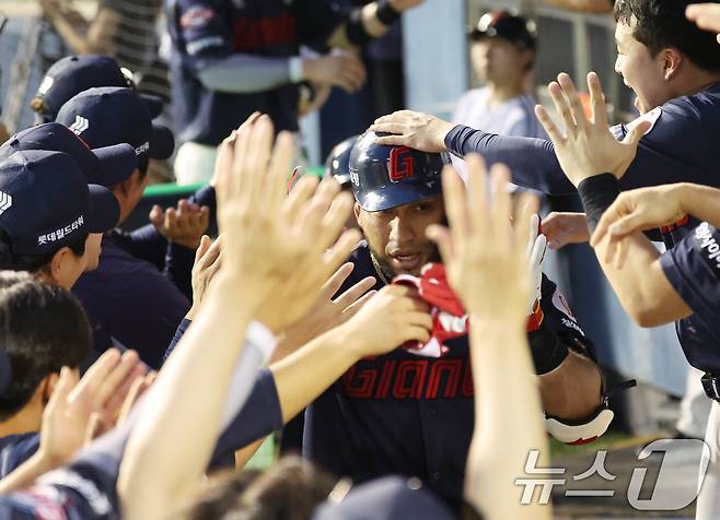 20일 서울 송파구 잠실야구장에서 열린 프로야구 '2025 신한 SOL 뱅크 KBO리그' 롯데 자이언츠 대 LG 트윈스 경기, 3회초 롯데 공격 1사 1, 2루 상황에서 레이예스가 쓰리런을 친 뒤 동료들의 환호 속에 더그아웃에 들어가고 있다. 2025.8.20/뉴스1 ⓒ News1 장수영 기자