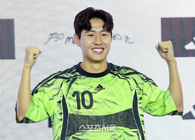 이강인(파리 생제르맹)이 지난 2일 서울 용산구 아이파크몰 리빙파크에서 열린 아이다스 F50 ‘레디언트 블레이즈’ 발매 기념 ‘KANGIN MADE ME DO IT’ 이벤트에서 취재진을 향해 포즈를 취하고 있다. 박진업 기자 upandup@sportsseoul.com