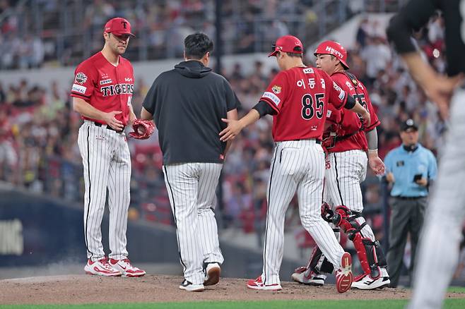 KIA 네일이 23일 광주-기아 챔피언스 필드에서 열린 2025 KBO리그 정규시즌 LG전에서 이동걸 코치를 바라보고 있다. 사진 | KIA 타이거즈