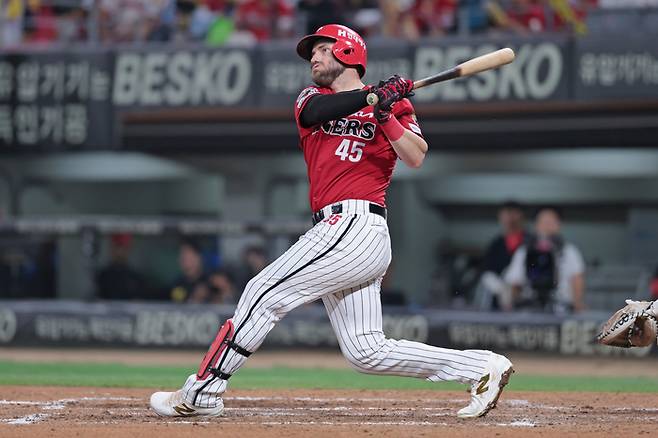 KIA 위즈덤이 23일 광주-기아 챔피언스 필드에서 열린 2025 KBO리그 정규시즌 LG전에서 타격하고 있다. 사진 | KIA 타이거즈