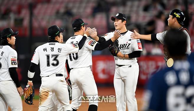 KT 선수들이 9일 수원 KT위즈파크에서 열린 2025 KBO 리그 NC와 경기 승리 후 하이파이브를 하며 승리를 자축하고 있다. 수원 | 최승섭 기자 thunder@sportsseoul.com