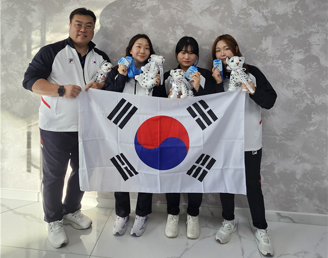 제16회 쉼켄트 아시아사격선수권대회 공기소총 여자 일반부 단체전에서 은메달을 차지한 김세호 코치, 권은지(울진군청), 금지현(경기도청), 권유나(우리은행). 사진 | 대한사격연맹