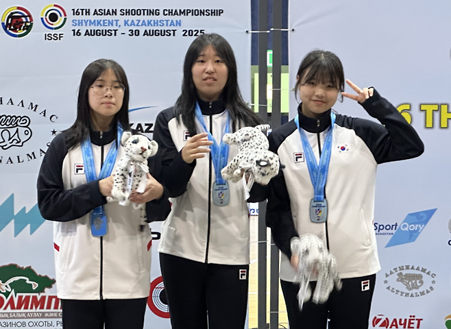 제16회 쉼켄트 아시아사격선수권대회 공기소총 여자 유스부 단체전에서 은메달을 차지한 김해은(여수여고), 김민서(매천중), 염아연(인천체고). 사진 | 대한사격연맹