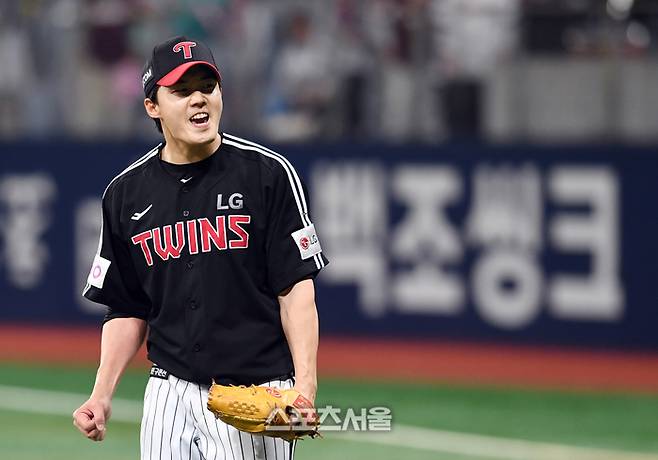 LG 선발투수 임찬규가 10일 고척스카이돔에서 열린 2025 KBO리그 키움과 경기 7회말 2사 1루 상황에서 키움 김건희를 2루 땅볼로 잡아내며 이닝을 마치면서 기뻐하고 있다. 임찬규는 7이닝 1실점의 호투를 펼쳤다. 고척 | 박진업 기자 upandup@sportsseoul.com