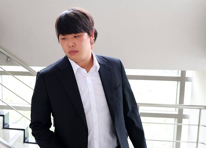서준원이 재판장에서 나오고 있다. 사진 | 연합뉴스