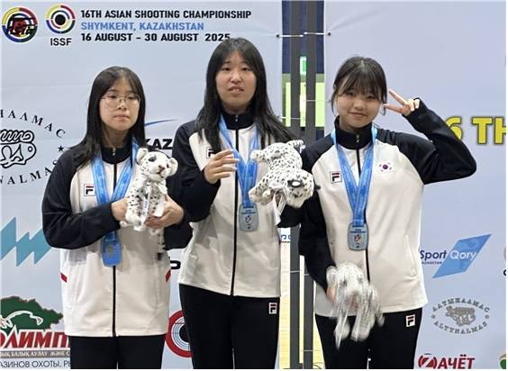 제16회 아시아사격선수권 공기소총 여자 유스부 단체전에서 은메달을 따낸 김해은 김민서 염아연. 사진 | 대한사격연맹