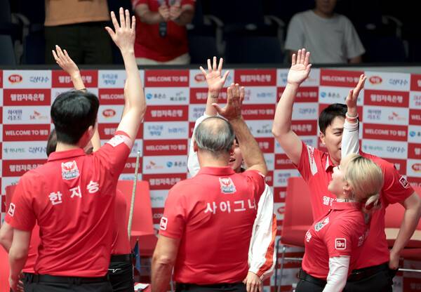 23일 경기도 고양시 고양 킨텍스 PBA 스타디움에서 열린 '웰컴저축은행 PBA 팀리그 2025-2026' 2라운드서 웰컴저축은행 선수들이 기뻐하고 있다. /사진=PBA