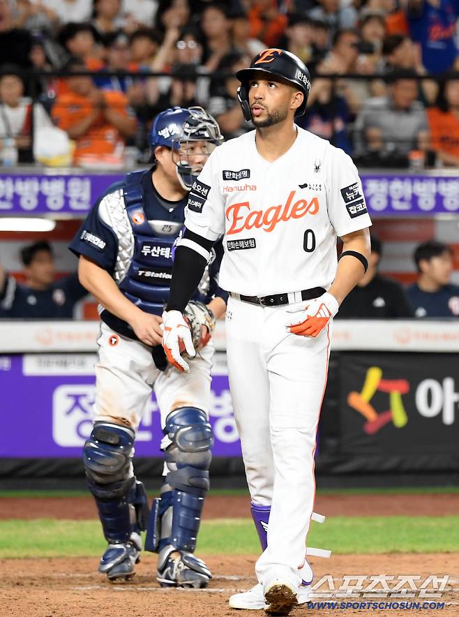 19일 대전 한화생명볼파크에서 열린 한화 이글스와 두산 베어스의 경기. 8회말 2사 2,3루 한화 리베라토가 볼넷 출루하고 있다. 대전=박재만 기자 pjm@sportschosun.com/2025.08.19/